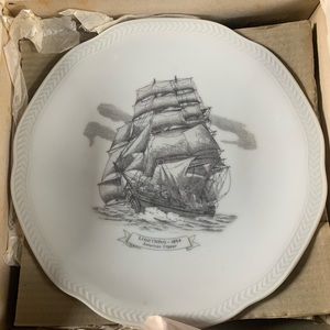 1970s Rare Home Line plate set with ornate and highly decorative ships